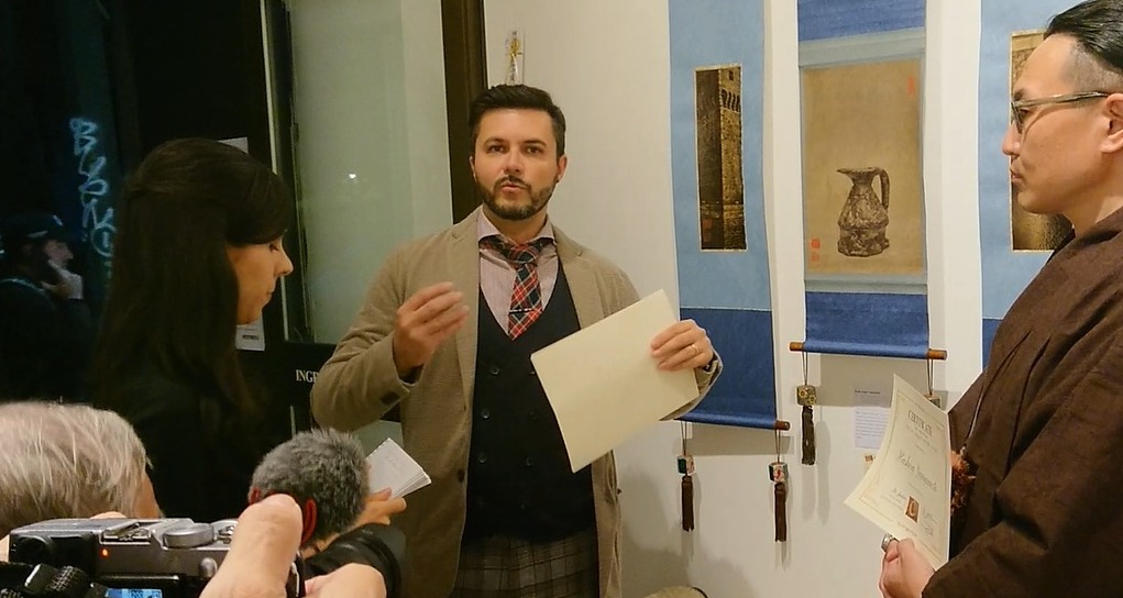 Il critico d'arte internazionale, Pasquale Di Matteo, in Chie Art Gallery Milano per la mostra fotografica.